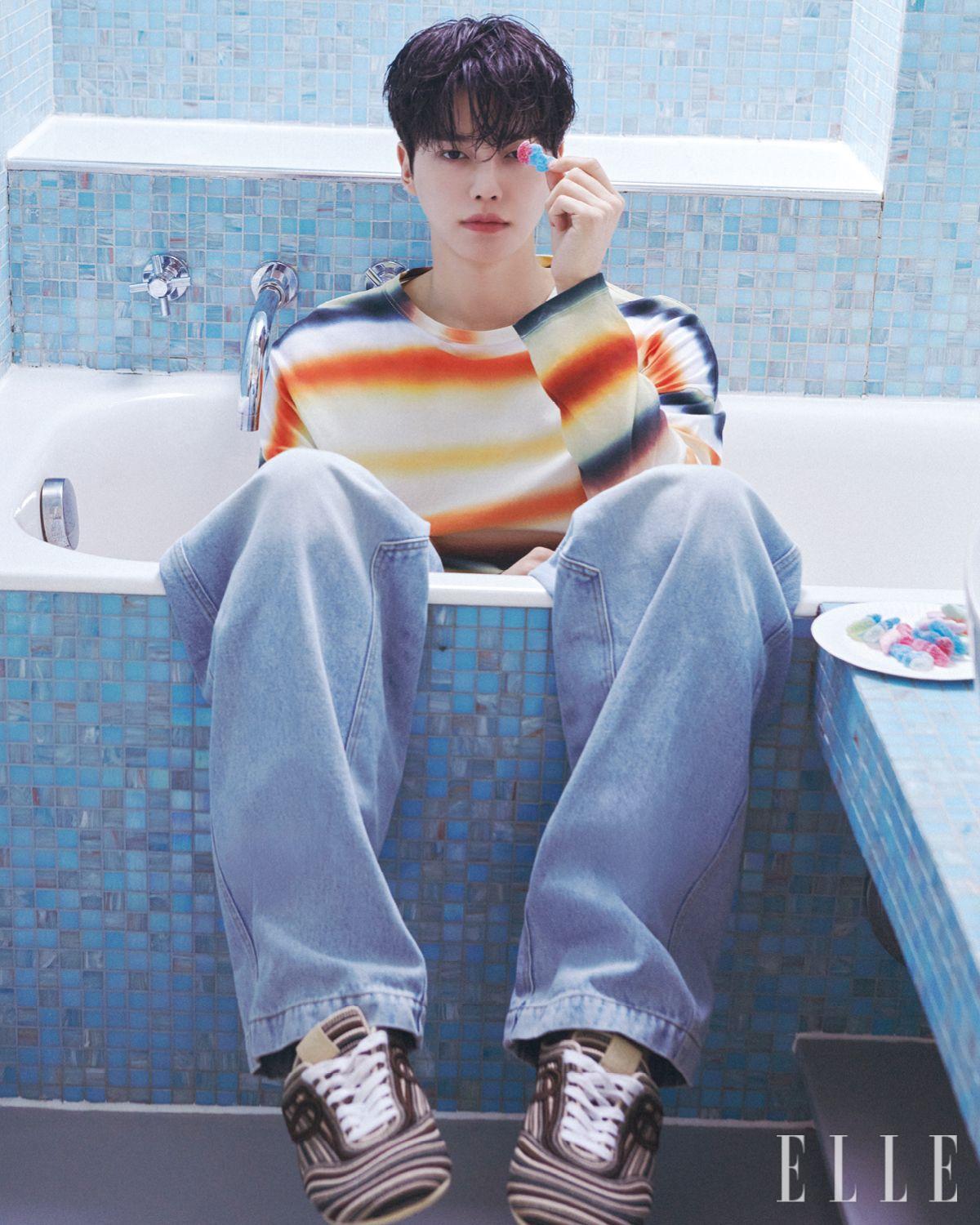 스트라이프 패턴의 롱 슬리브 티셔츠와 데님 팬츠, 자수 디테일의 스니커즈는 모두 Loewe.