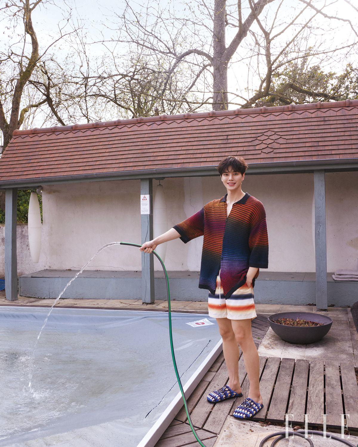 스트라이프 패턴의 셔츠와 쇼츠, 라피아 뮬은 모두 Loewe.