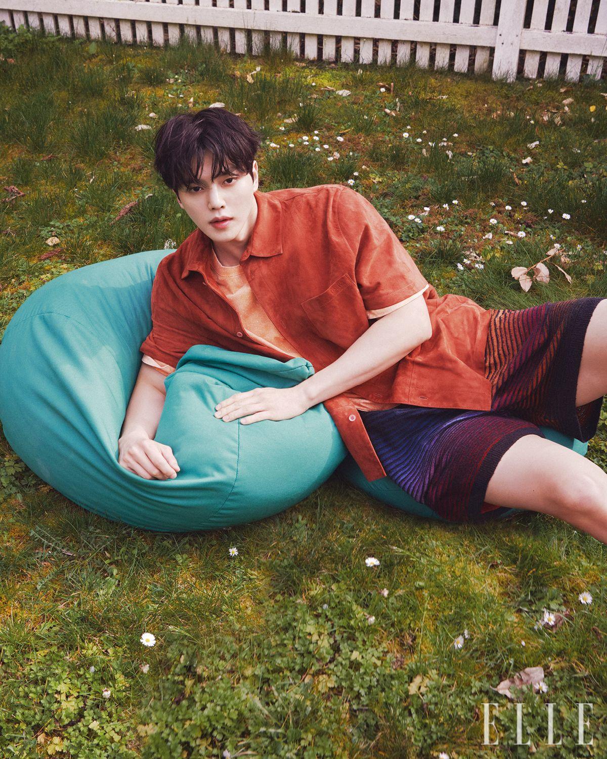 스웨이드 쇼트 슬리브 셔츠와 오렌지 컬러 티셔츠, 쇼츠는 모두 Loewe.