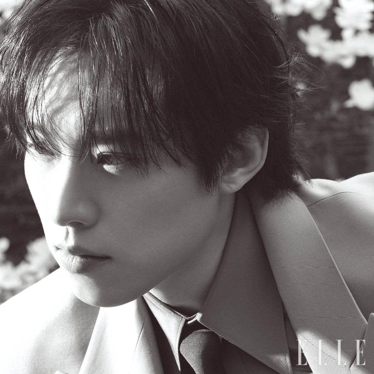 재킷은 Heon Kim. 셔츠와 타이는 모두 Dolce & Gabbana.