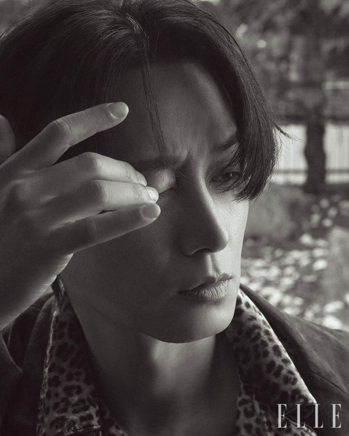 스웨이드 재킷은 Coach. 레오퍼드 셔츠와 팬츠, 이너 웨어 톱은 스타일리스트 소장품. 