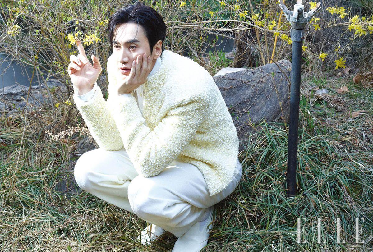 시퀸 디테일이 돋보이는 쇼트 재킷과 셔츠, 팬츠, 로고 스니커즈는 모두 Bottega Veneta.