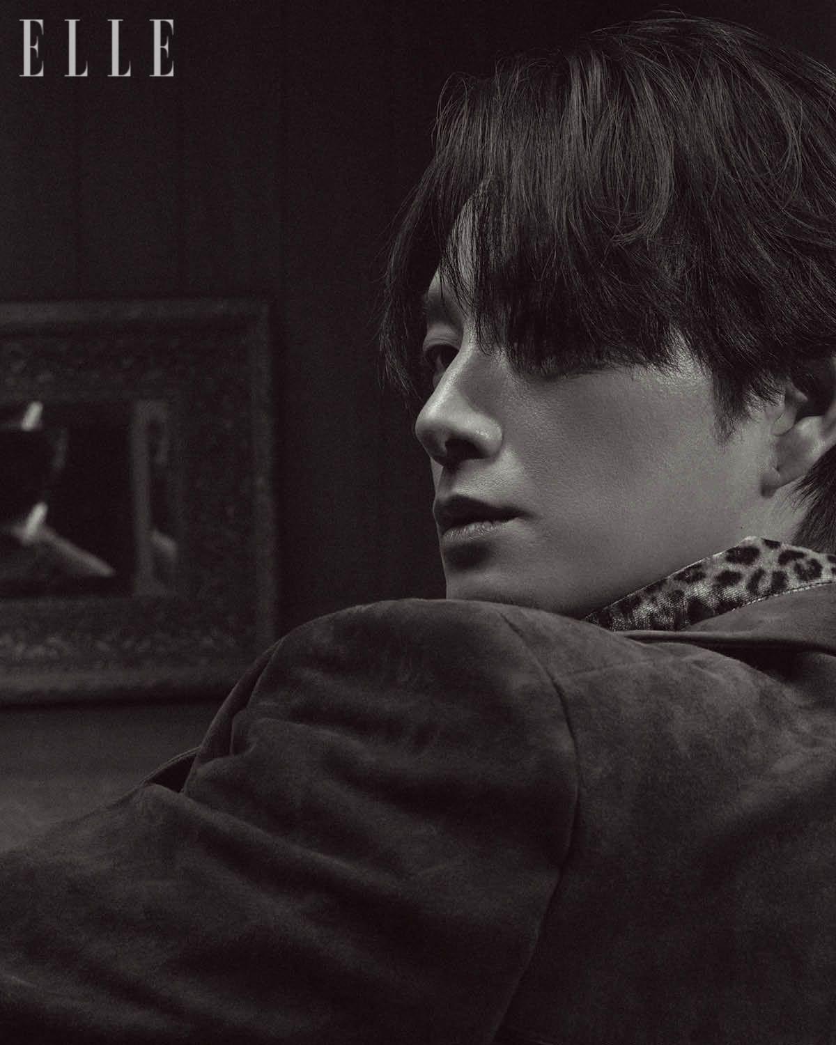 스웨이드 재킷은 Coach. 레오퍼드 셔츠와 팬츠, 이너 웨어 톱은 스타일리스트 소장품.