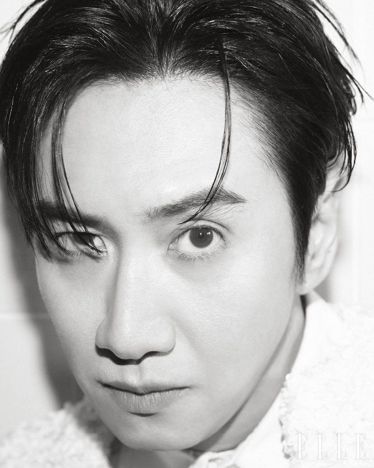 이광수가 입은 시퀸 디테일의 재킷과 셔츠는 모두 Bottega Veneta. 