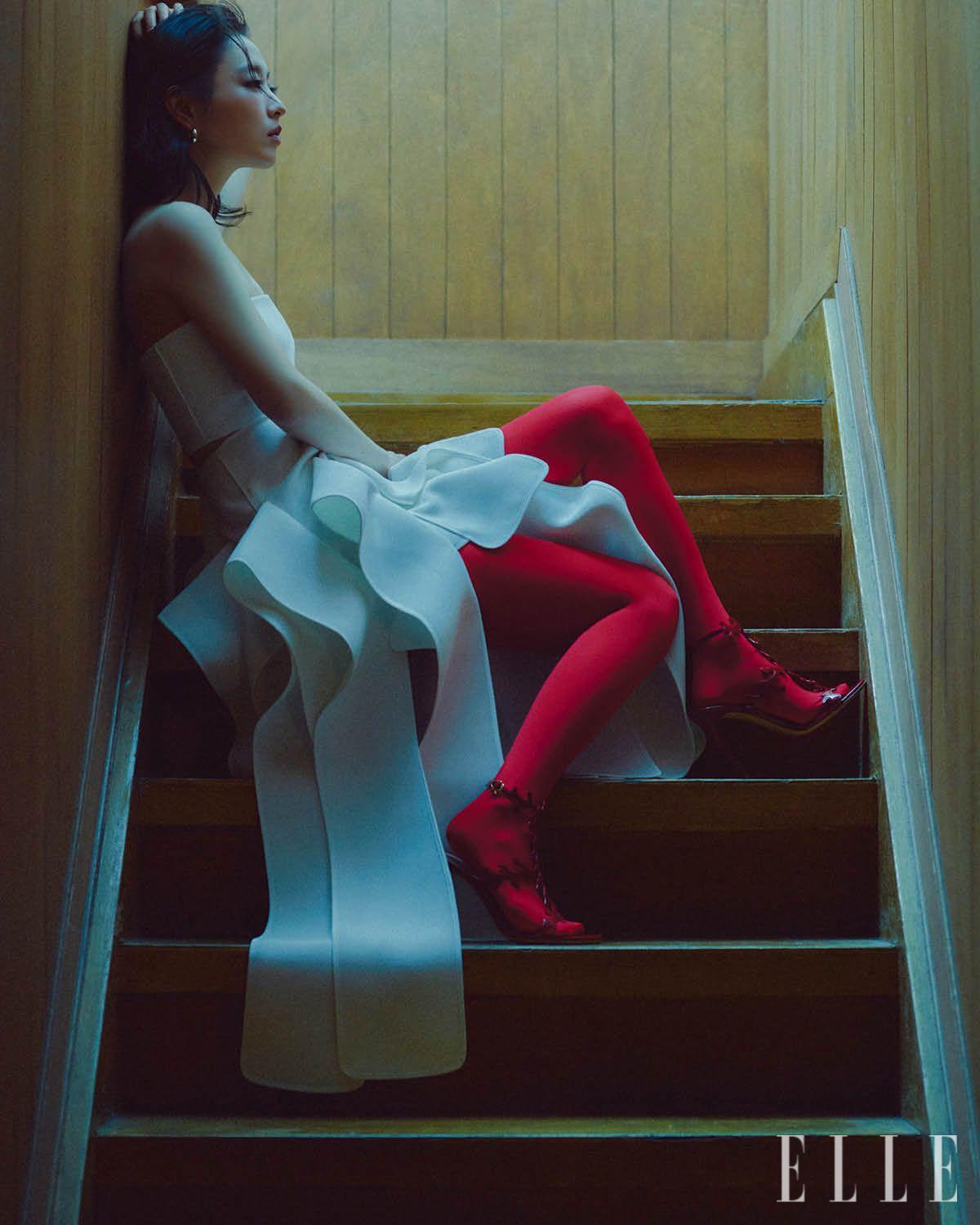 톱과 구조적인 실루엣의 러플 스커트는 모두 Maticevski by Maison Reve. 산호 모티프의 샌들은 Gianvito Rossi. 이어링은 Tom Wood. 스타킹은 스타일리스트 소장품.