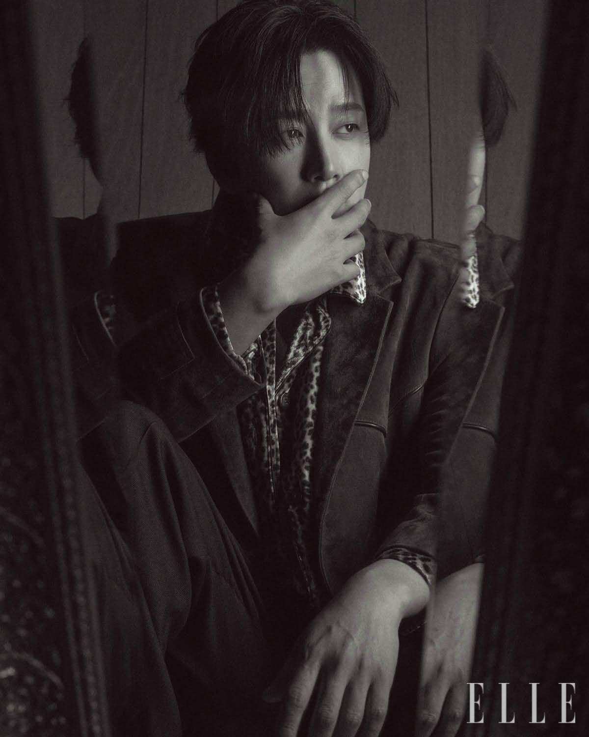 스웨이드 재킷은 Coach. 레오퍼드 셔츠와 팬츠, 이너 웨어 톱은 스타일리스트 소장품.