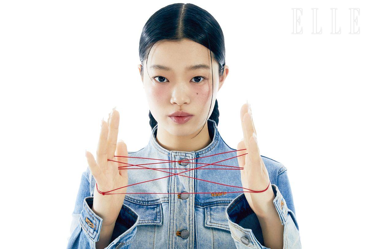 윤지가 걸친 라이트 블루 재킷은 Naws. 액세서리는 모두 스타일리스트 소장품.
