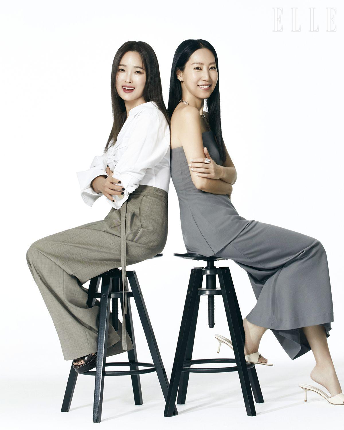 박선미 원장이 착용한 화이트 셔츠는 Jacquemus. 팬츠는 Number Project. 메이크업 아티스트 손주희가 입은 그레이 톱과 팬츠는 모두 Re Rhee. 화이트 슈즈는 Le Silla. 액세서리는 모두 스타일리스트 소장품.