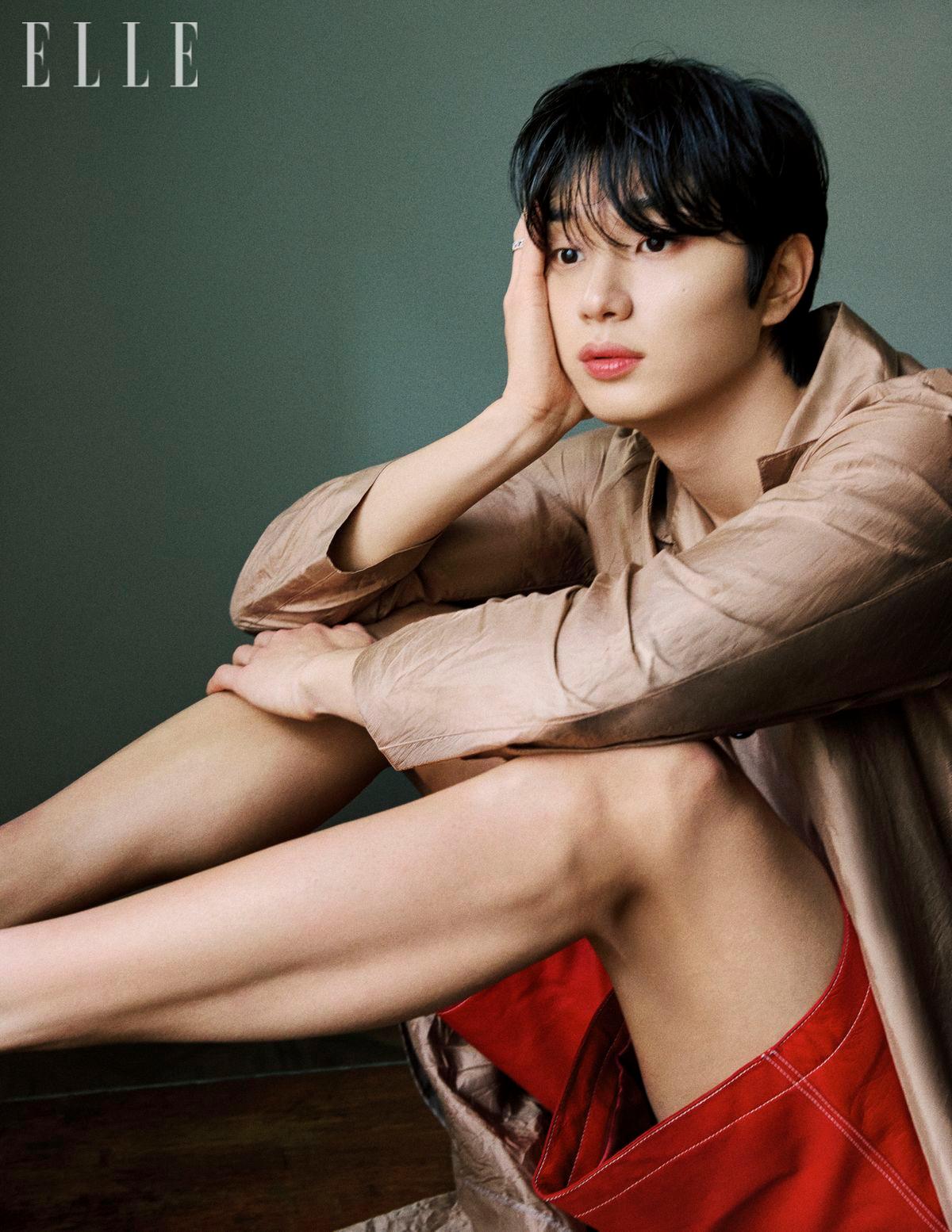 베이지 롱 트렌치 코트와 레드 레더 숏 팬츠는 모두 Kimseoryong Homme. 