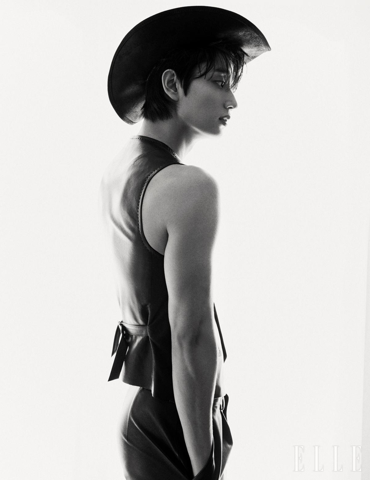 블랙 레더 베스트는 Kimseoryong Homme. 블랙 웨스턴 페도라는 스타일리스트 소장품. 