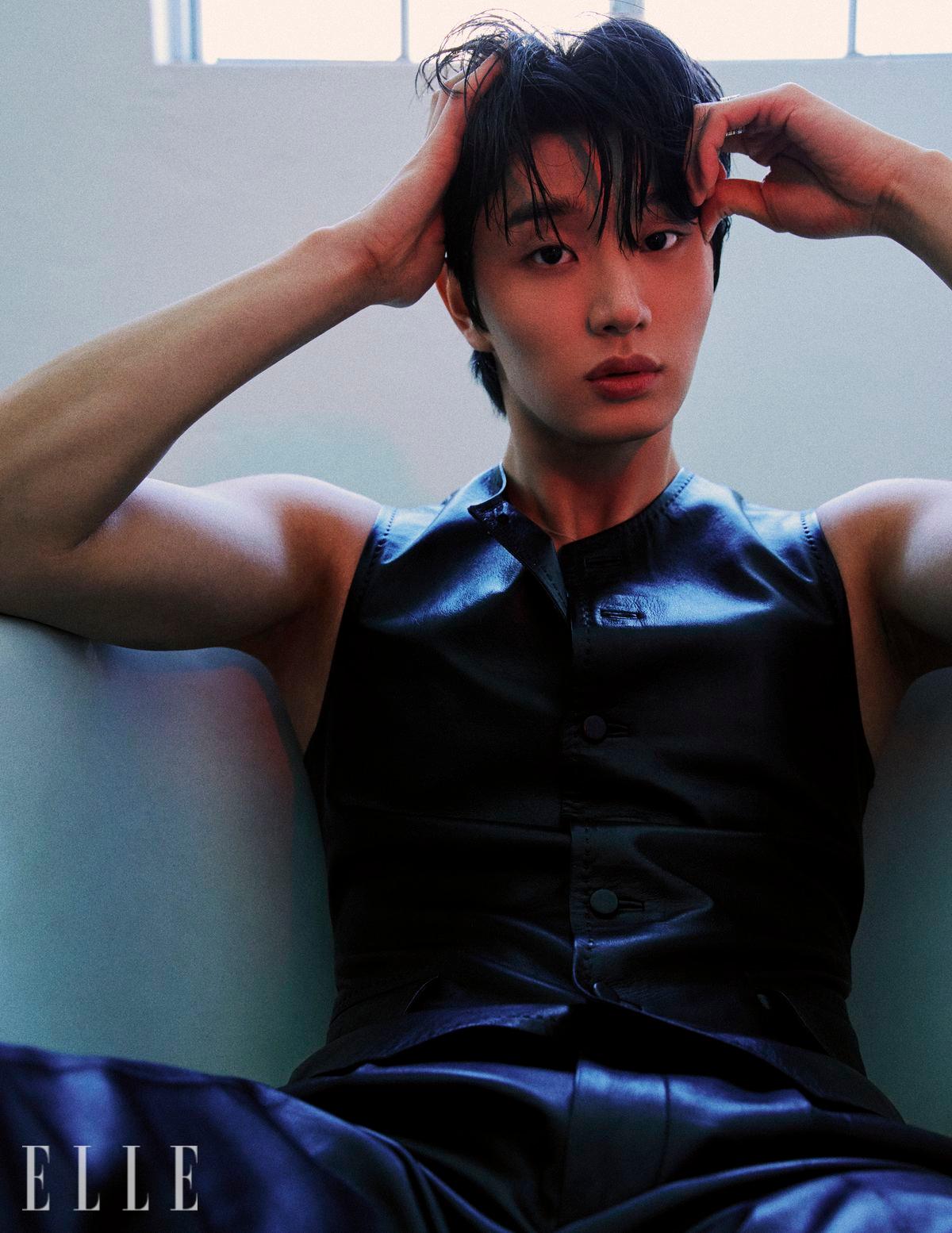 블랙 레더 베스트와 레더 팬츠는 모두 Kimseoryong Homme. 