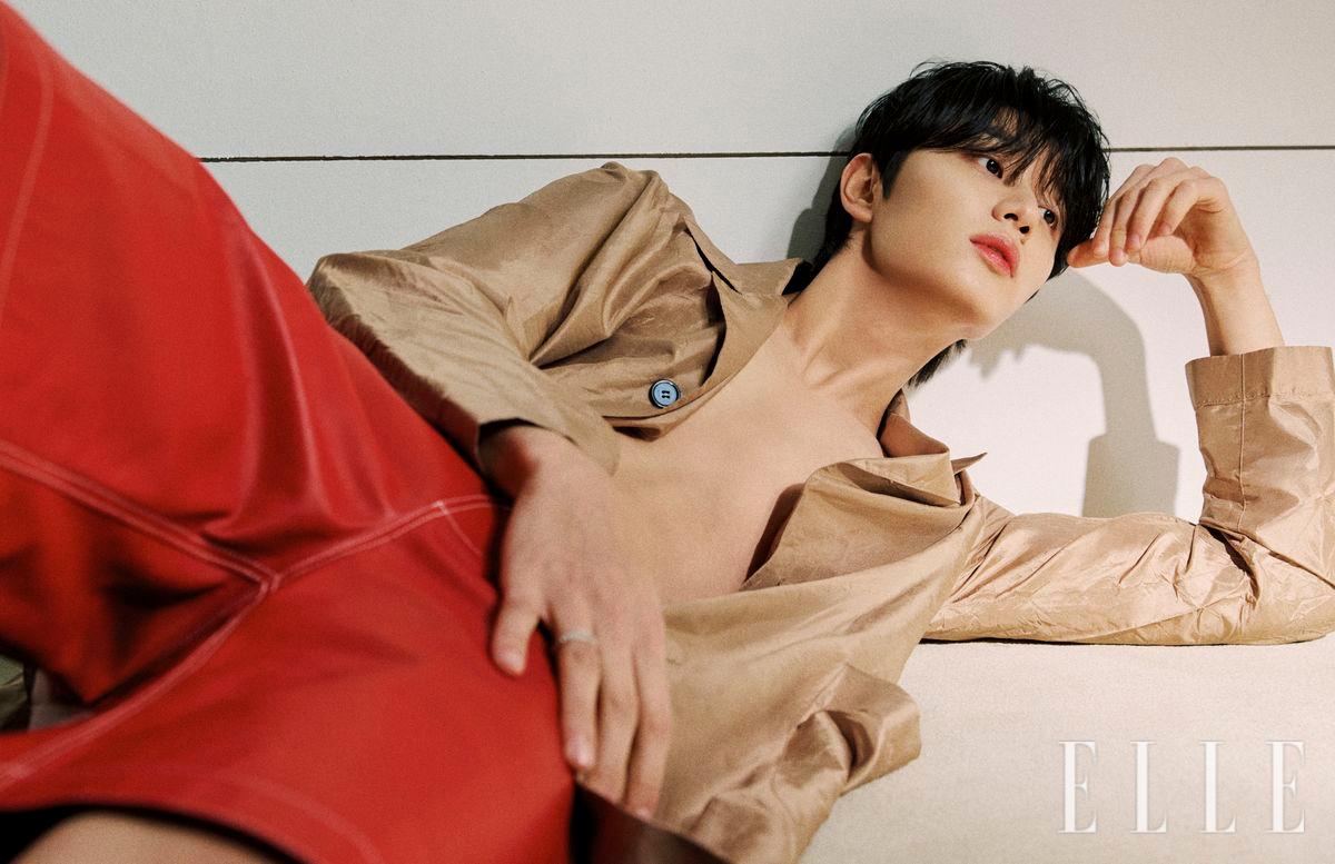 베이지 롱 트렌치 코트와 레드 레더 숏 팬츠는 모두 Kimseoryong Homme. 