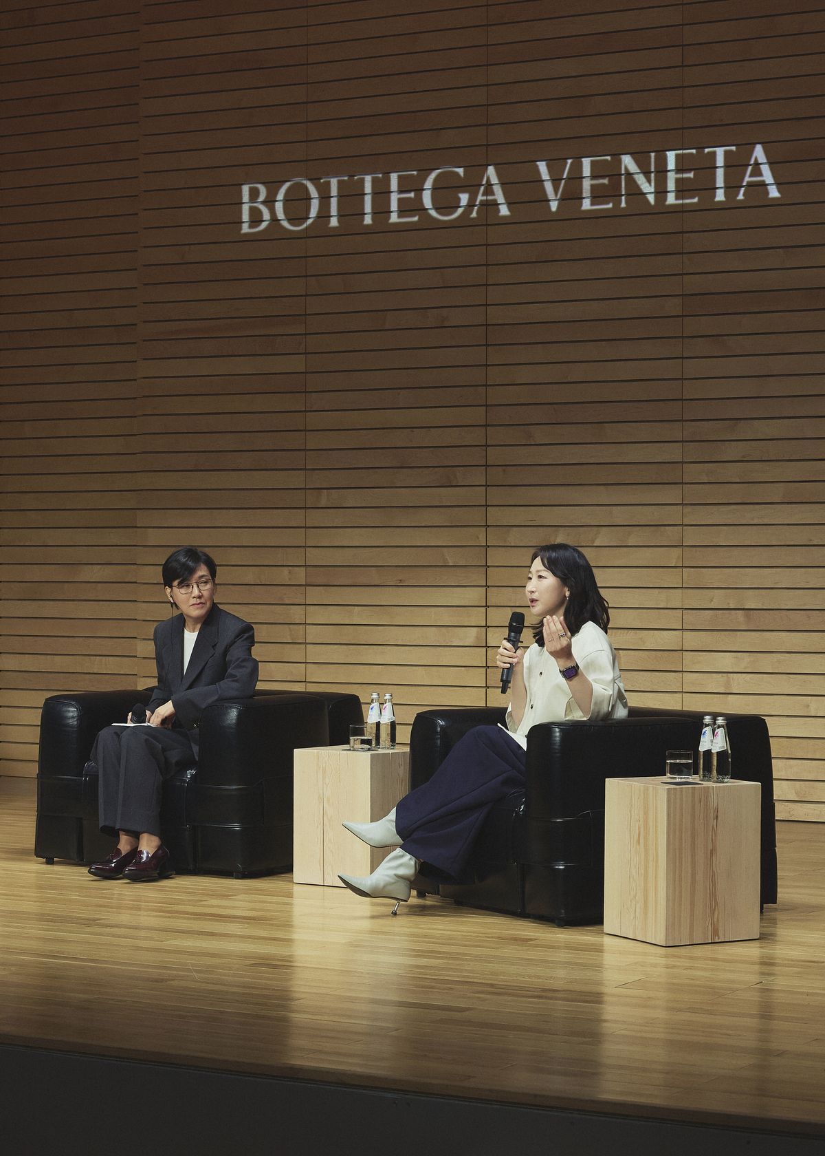 전시 오픈을 기념해 진행된 컬처 다이얼로그. 문경원 시각예술가 겸 이화여자대학교 교수와 류성희 미술감독