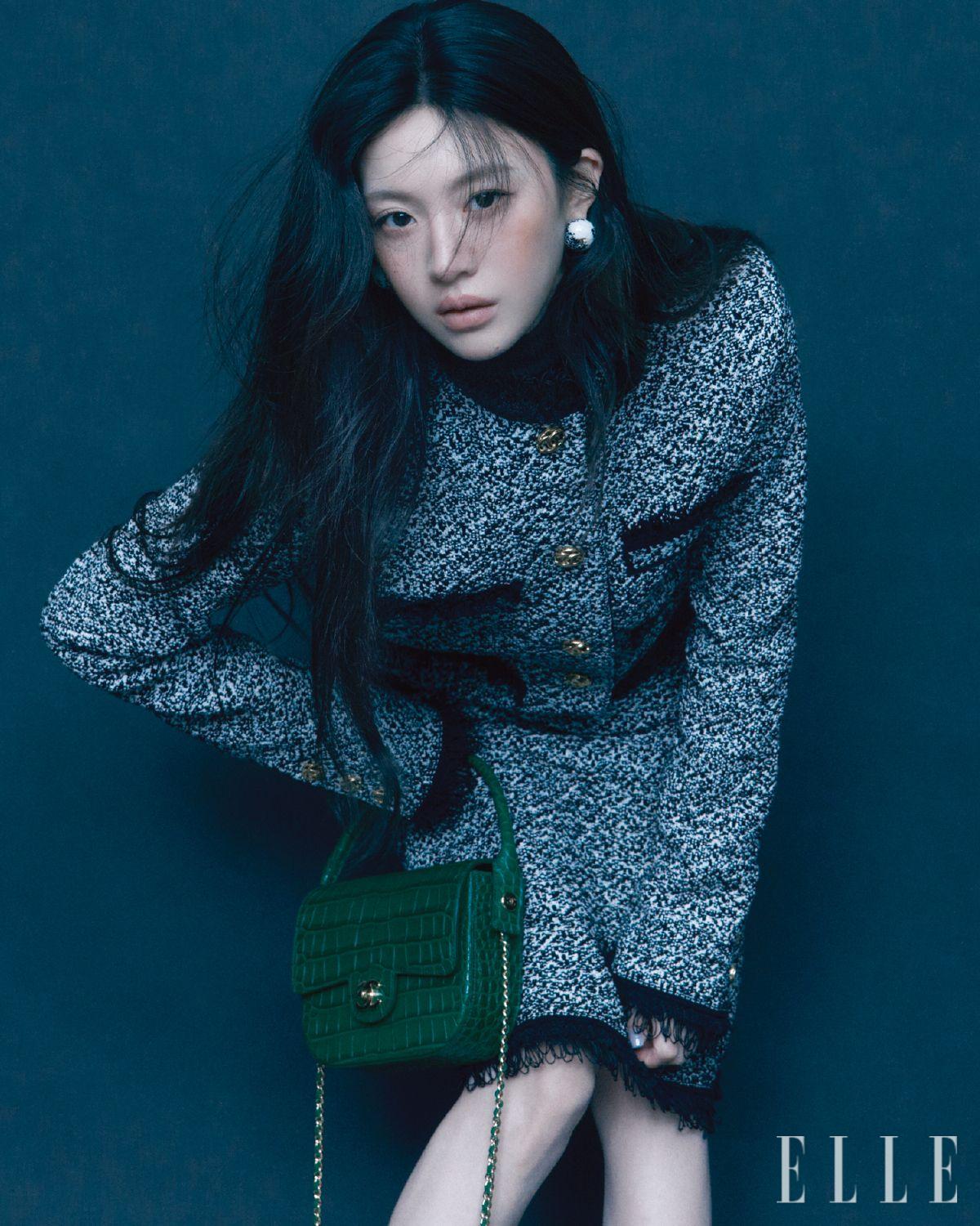  재킷과 스커트, 풀오버, 톱 핸들 미니 플랩 백, 로고 스터드 이어링은 모두 Chanel.