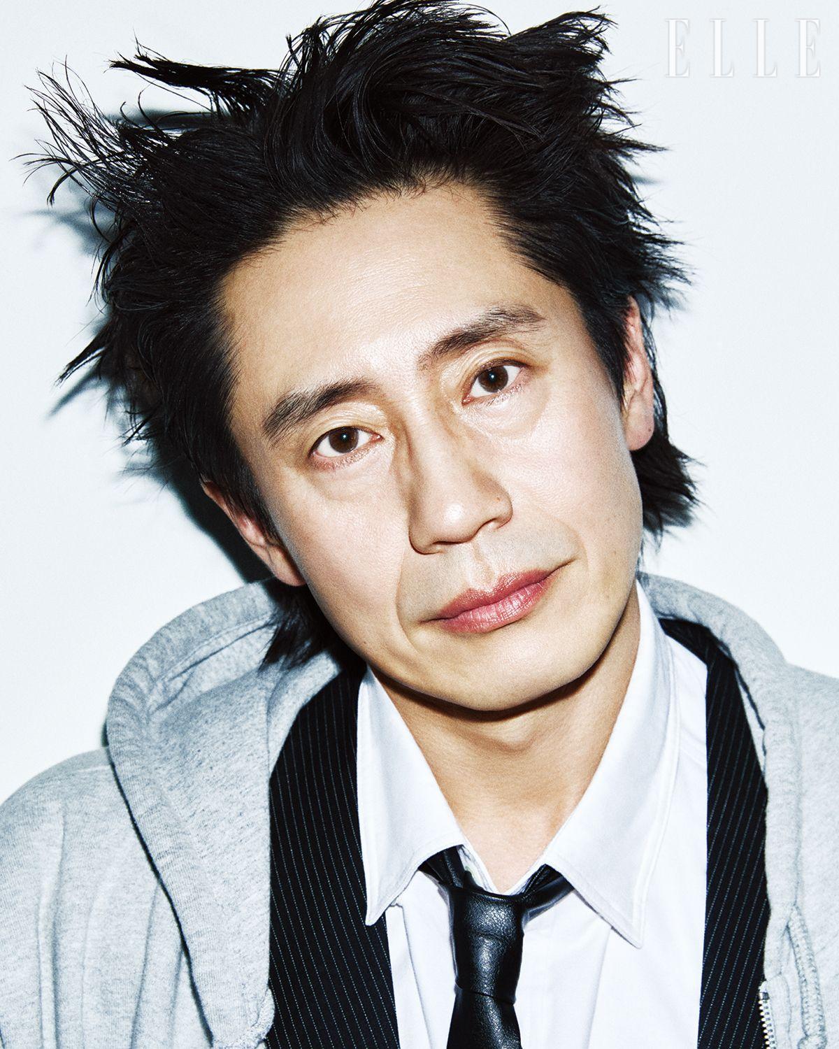 수트 재킷은 Ernest W. Baker by 10 Corso Como Seoul. 오버사이즈 후디드는 Greg Ross. 셔츠와 타이는 스타일리스트 소장품.