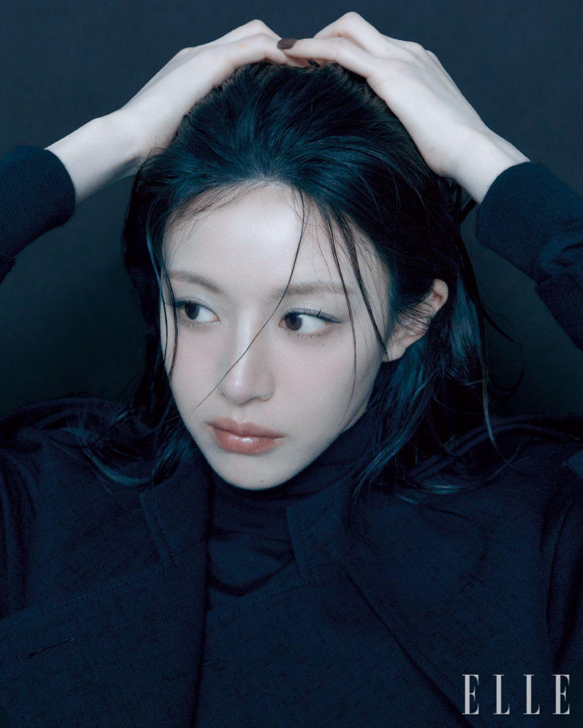 트렌치코트와 풀오버는 모두 Chanel.