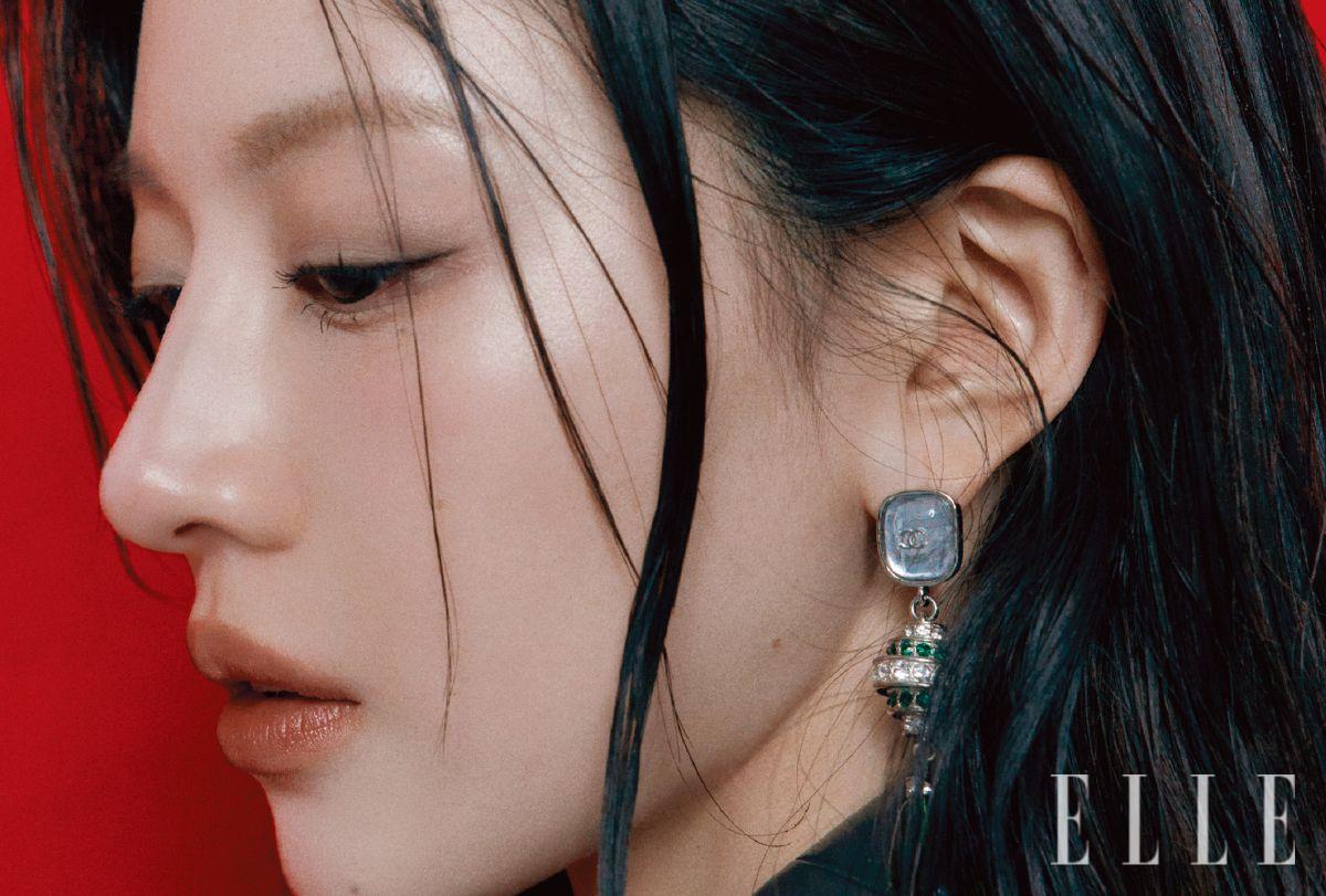 카프스킨 재킷과 드롭 이어링은 모두 Chanel.
