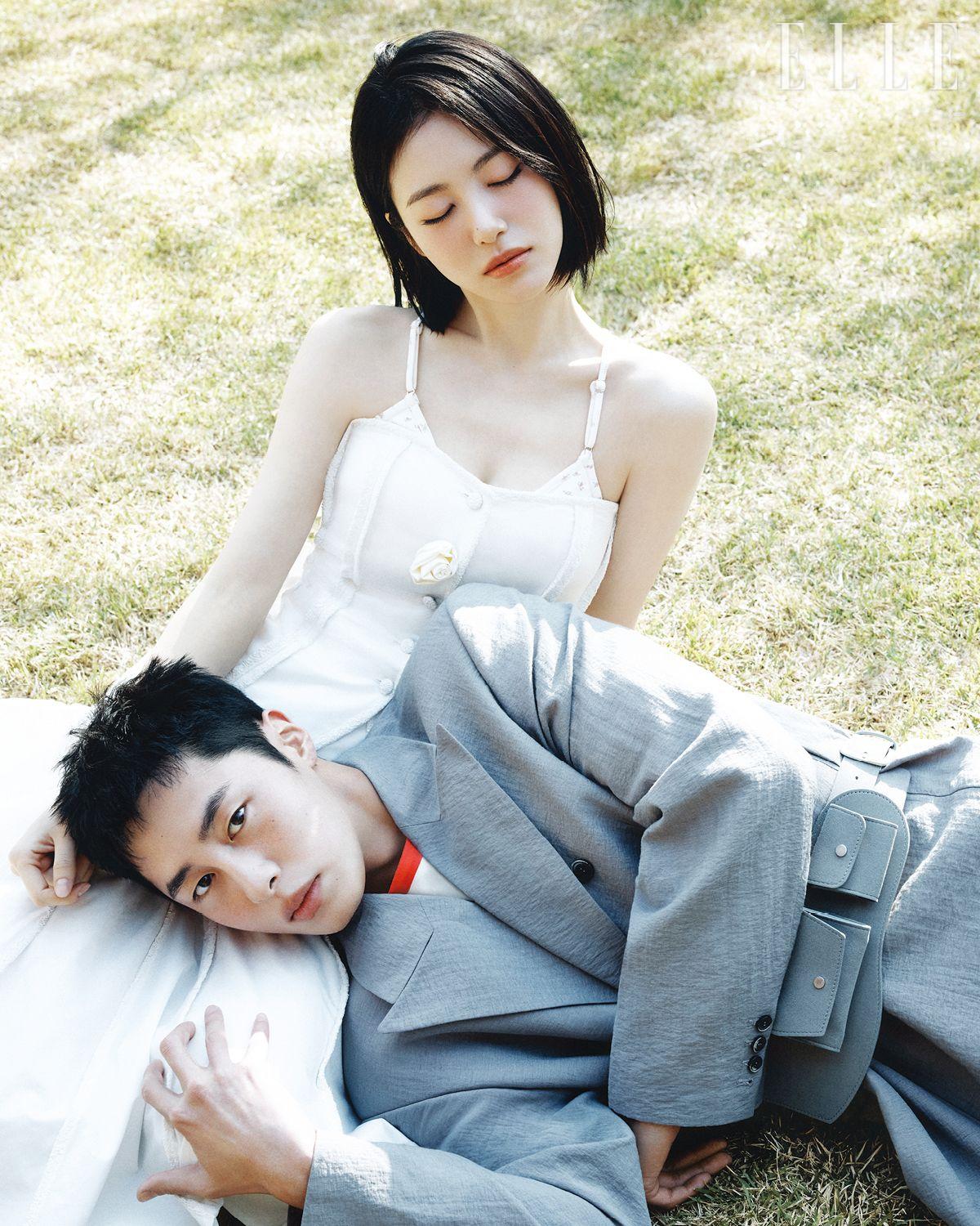 신예은이 입은 이너웨어 톱과 스커트는 모두 Markgong. 이재욱이 입은 재킷과 쇼츠 세트업은 모두 Re Rhee. 이너웨어 톱은 Personal/Own. 