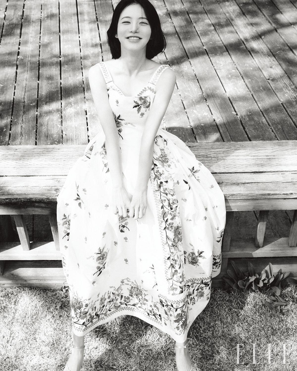 드레스는 Erdem. 슈즈는 Jimmy choo. 