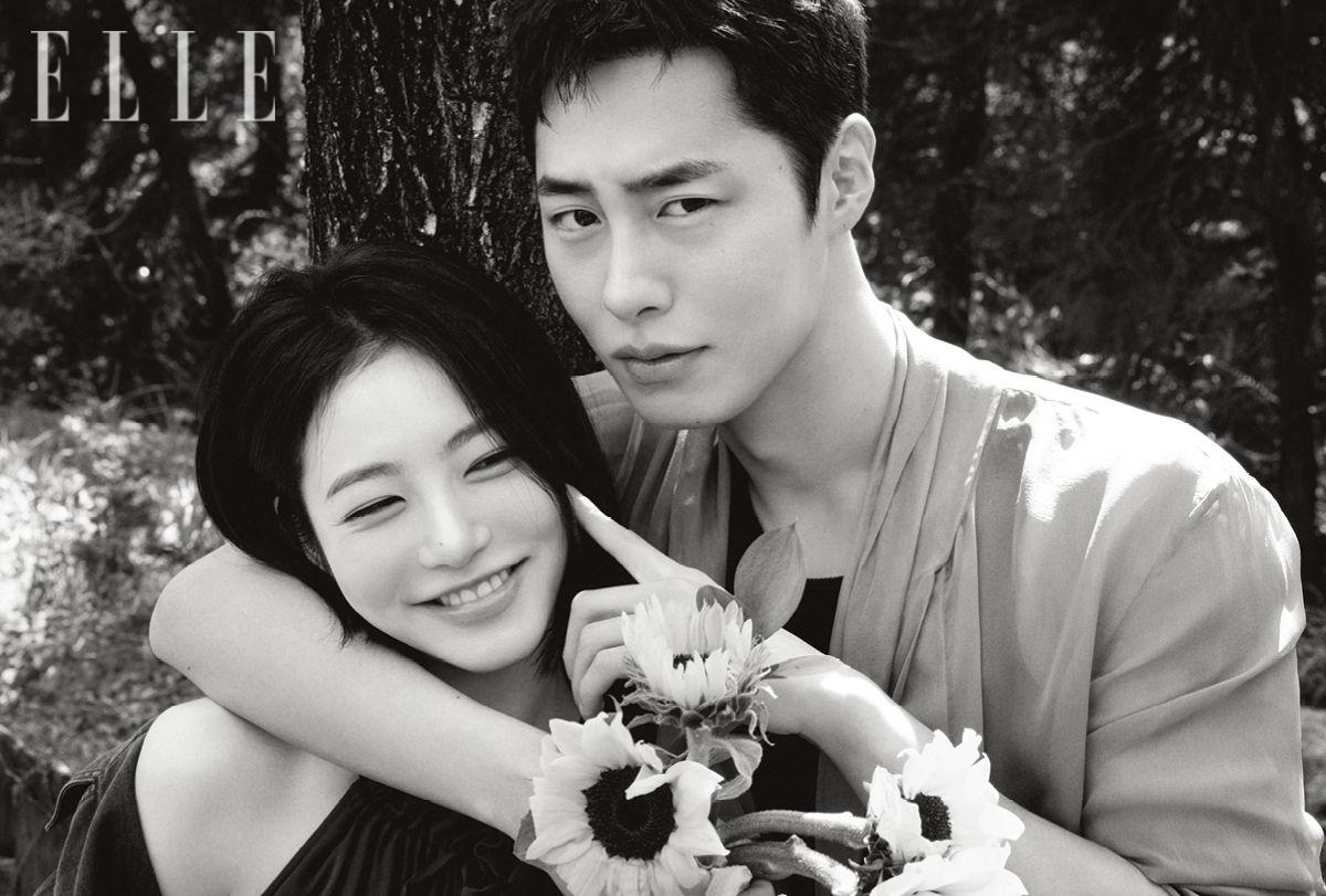 신예은이 입은 드레스와 재킷은 모두 Oude Waag. 이재욱이 입은 셔츠는 스타일리스트 소장품.
