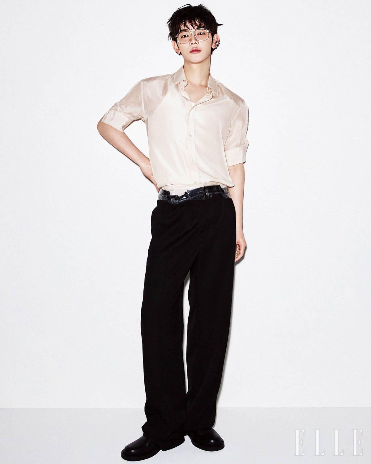 셔츠와 팬츠는 모두 Maison Margiela. 슈즈는 Jimmy Choo. 세 가지 이어 커프는 모두 Sentiments. 투명한 아이웨어는 Projekt Produkt.