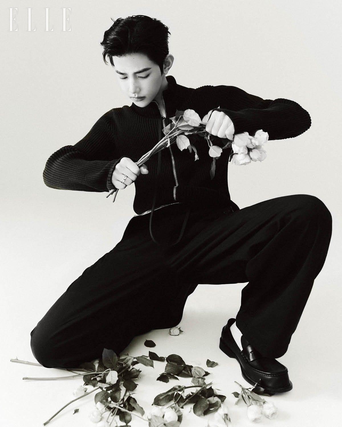  네이비 톱은 Courrèges. 블랙 팬츠는 Juun. J. 슈즈는 Loewe. 화이트골드와 다이아몬드로 세팅된 무브 로만 링은 Messika.