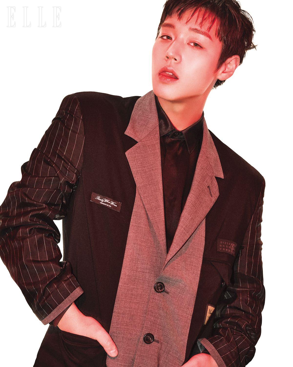 지훈이 입은 재킷은 Maison Margiela by Adekuver. 셔츠는 Saint laurent by Anthony Vaccarello. 