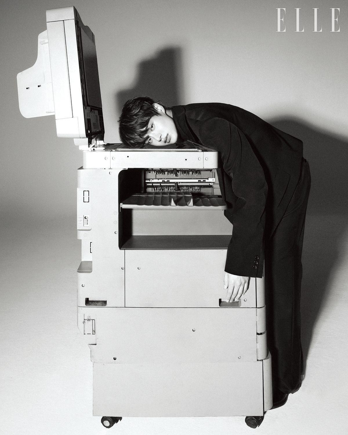 재킷과 타이는 모두 Comme des Garçons. 셔츠는 Jil Sander. 팬츠는 Neu_in. 슈즈는 Saint Laurent by Anthony Vaccarello.