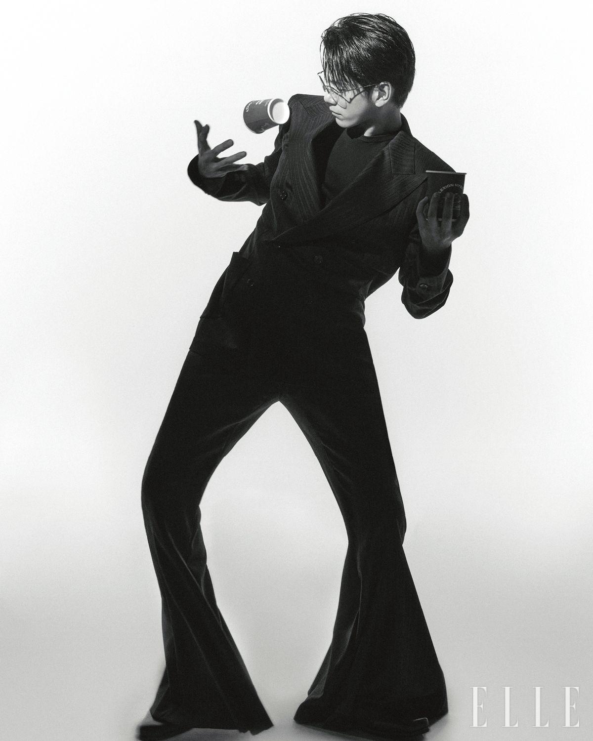 핀스트라이프 재킷과 부츠 컷 팬츠는 Sugarhill. 이너웨어 톱은 Our Legacy. 슈즈는 Balenciaga. 안경은 Miwangyeong.