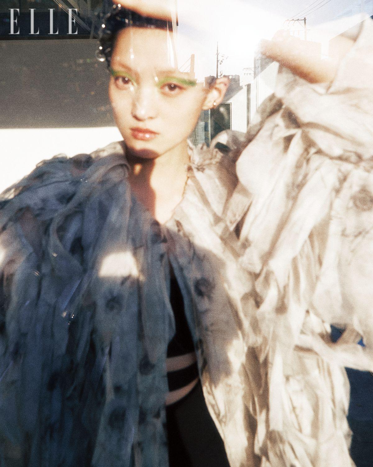 페더 재킷과 블랙 톱, 쇼츠는 모두 Max Mara.