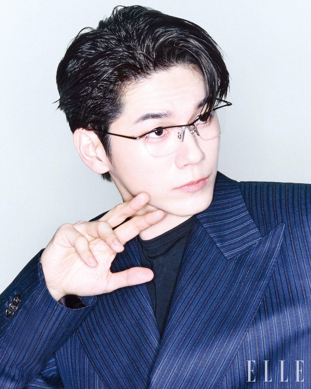 성우가 입은 핀스트라이프 재킷은 Sugarhill. 이너웨어 톱은 Our Legacy. 실버 디테일의 안경은Miwangyeong. 