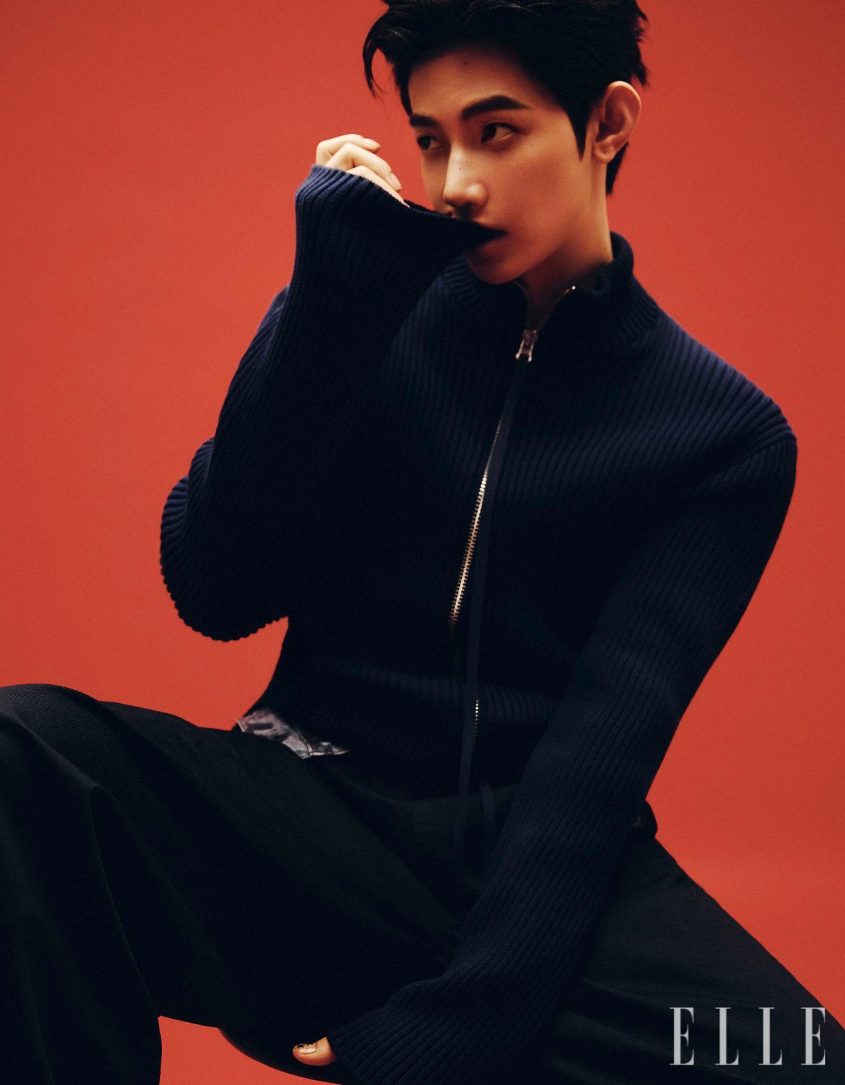 네이비 톱은 Courreges. 블랙 팬츠는 JUUN.J. 