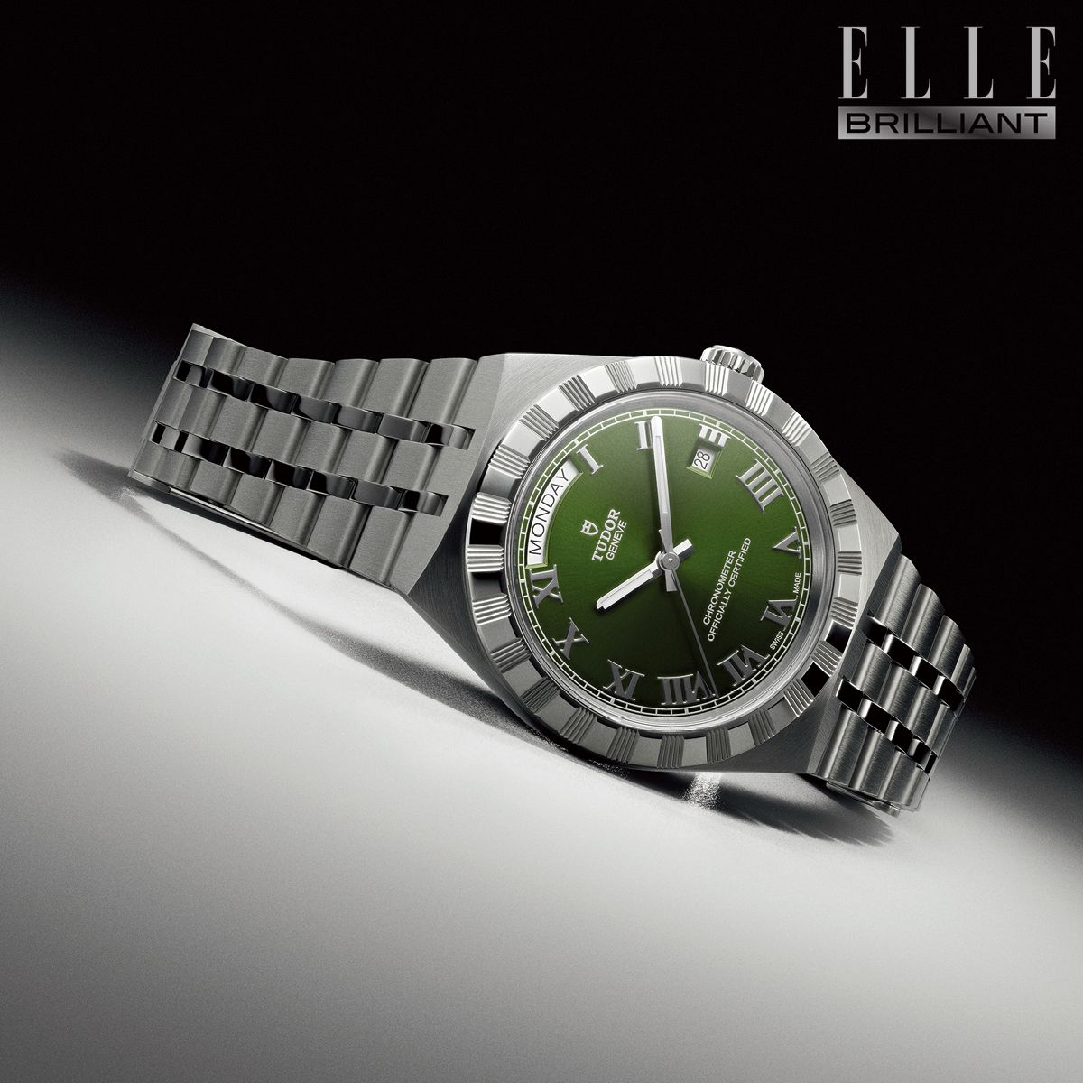 직경 30mm, 36mm, 40mm 크기의 다양한 사이즈와 여러 컬러 옵션을 보여주는 ‘튜더 로열 40’ 워치.