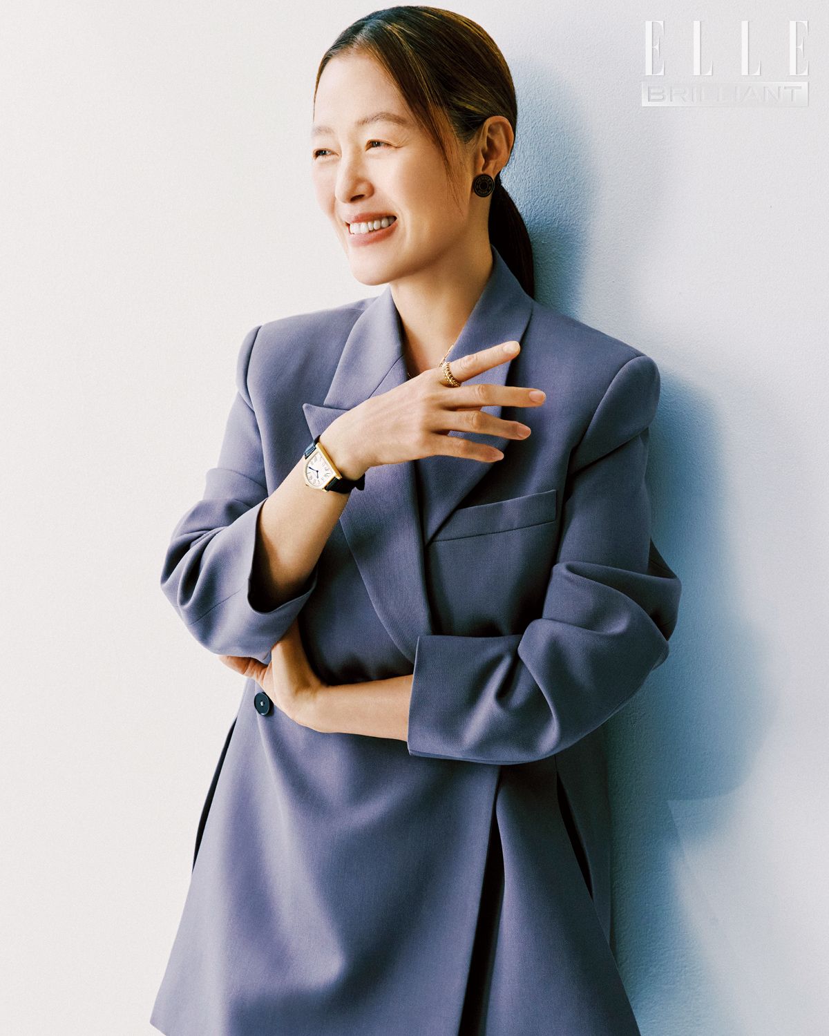 에르메스 이어링, 까르띠에 링과 워치는 모두 본인 소장품. 재킷과 팬츠는 모두 Jil Sander.