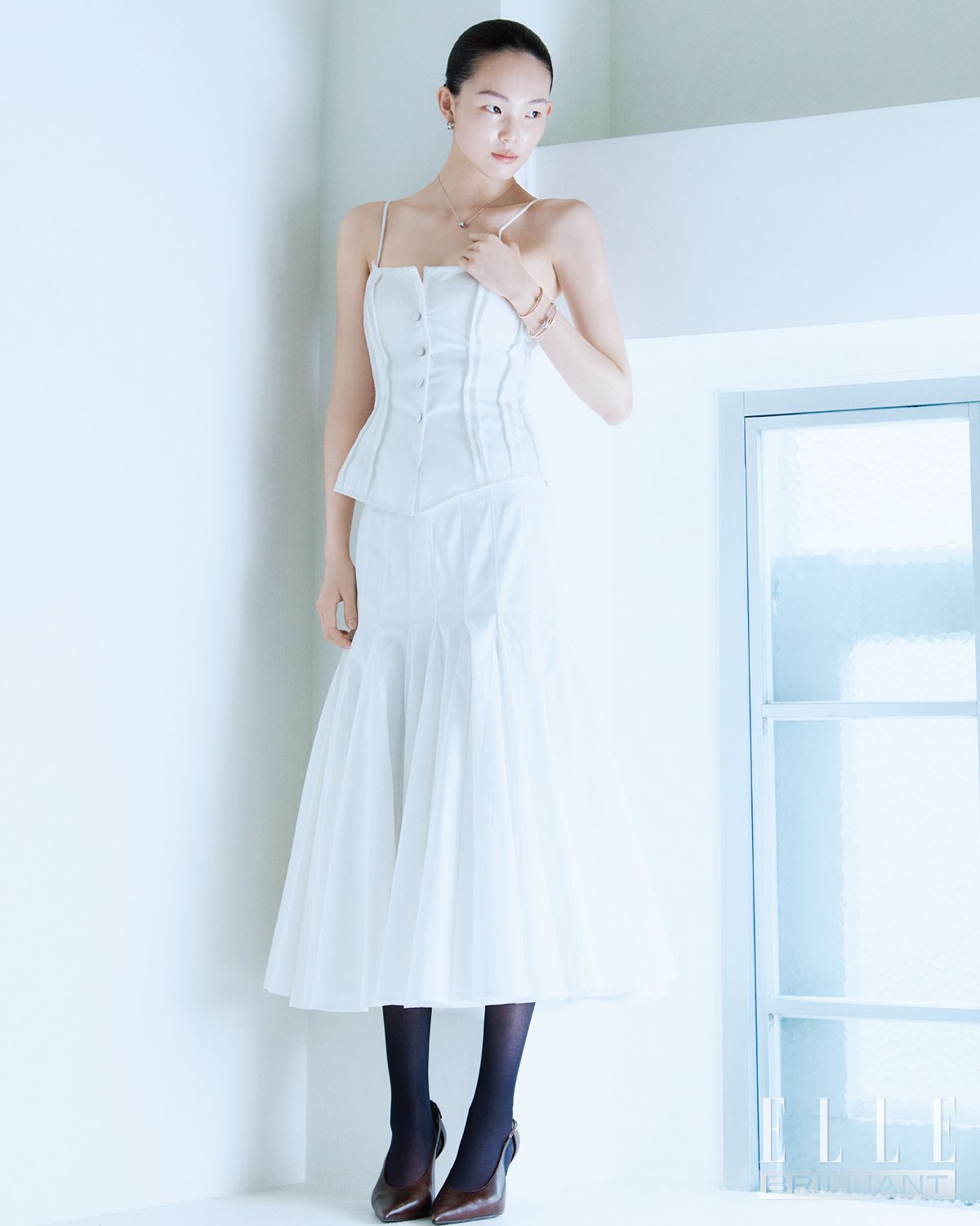튜브 톱은 Mark Gong. 스커트는 Jacquemus. 슈즈는 Oude Waag. 