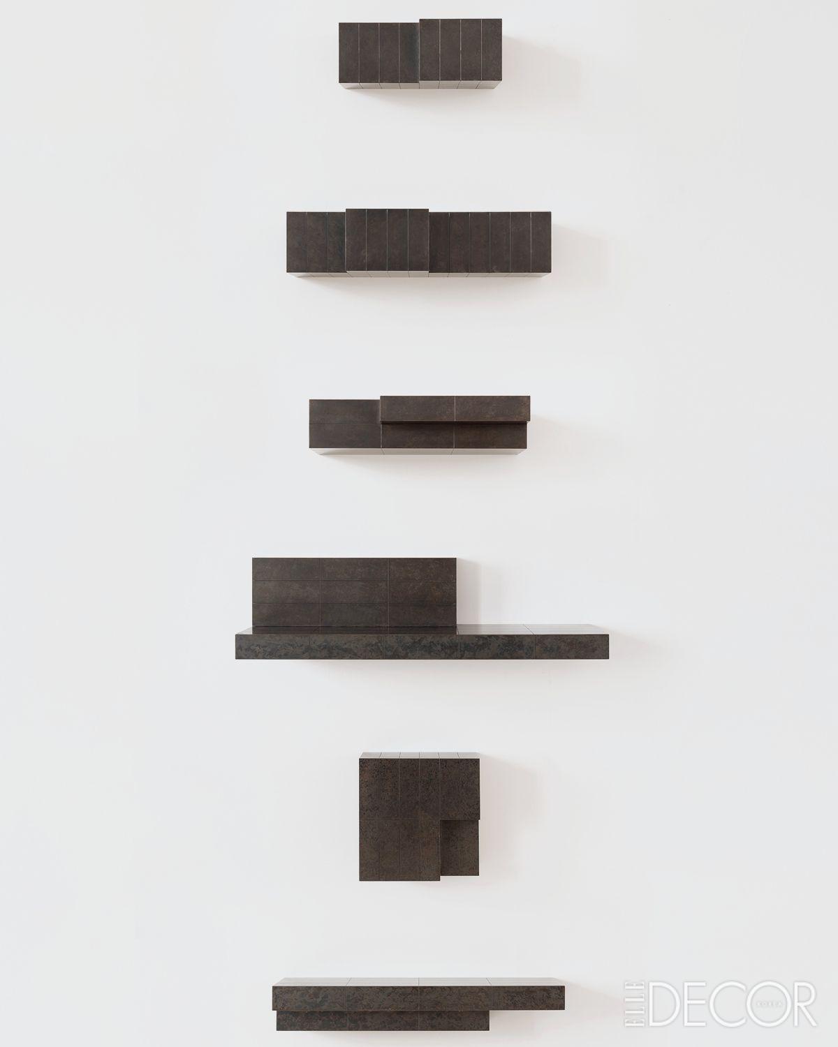 Layered Steel’(2026). 산화한 스테인리스스틸 소재의 레이어는 하나의 건축물을 떠올리게 한다. 여럿이 모인 형태는 또 다른 도시 풍경을 만든다. 