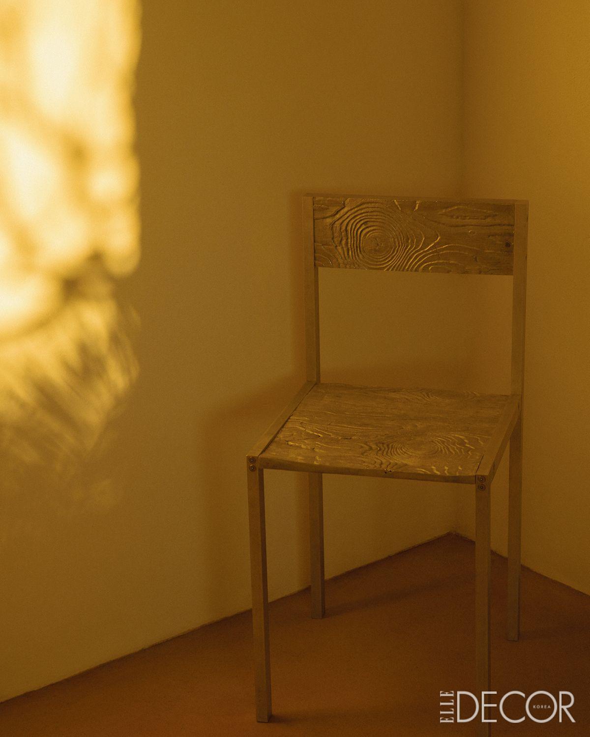 뷰로 파르소(Bureau Parso)가 디자인한 알루미늄 베니어 체어(Aluminum Veneer Chair). 