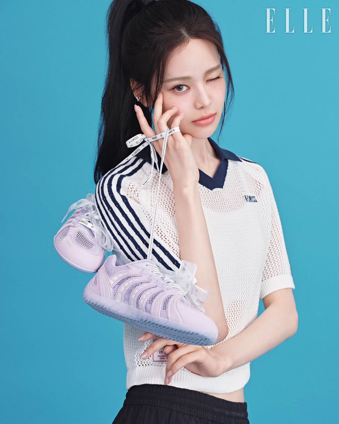 스트라이프 카라 크로셰 폴로셔츠와 버뮤다 우븐 팬츠, 로우 프로파일 디자인의 코네호 레이서 스니커즈는 모두 K-SWISS. 이너 톱은 스타일리스트 소장품.