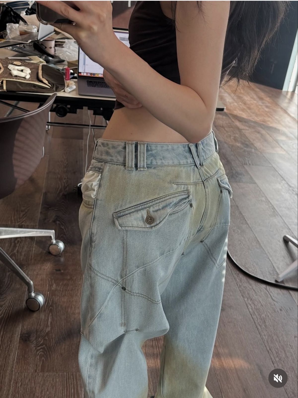 실제로 입어 보면서 여러 각도에서 디테일을 연구한다.
