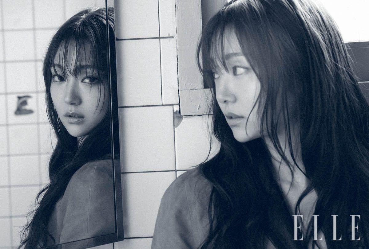 드레스와 스웨이드 코트는 모두 Prada.