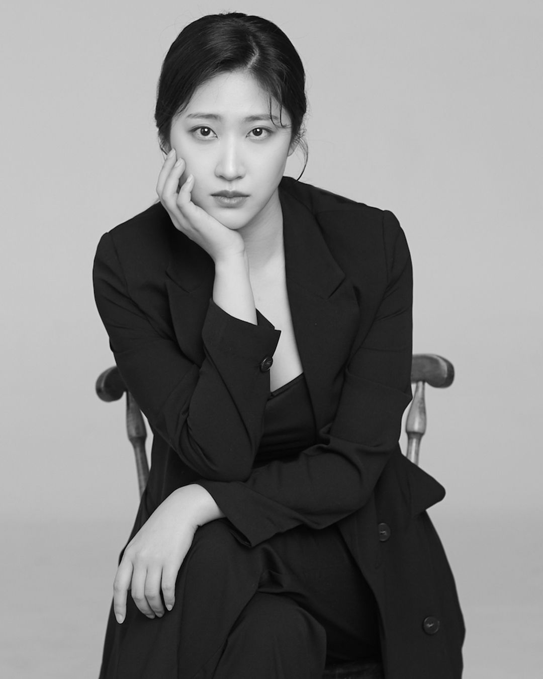 <지구 최후의 여자>의 염문경 감독. <자이언트 펭TV> 메인 작가, <만약에 우리> 각본 참여, 산문집 <내향형 인간의 농담> 작가로도 활동했다.