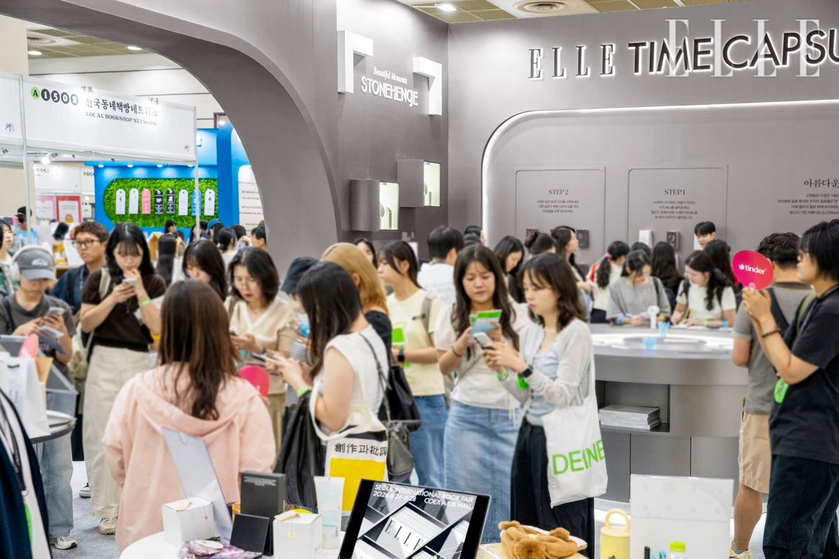 서울국제도서전 기간 내내 많은 관람객으로 북적였던 'ELLE TIME CAPSULE(엘르 타임 캡슐)' 부스. 