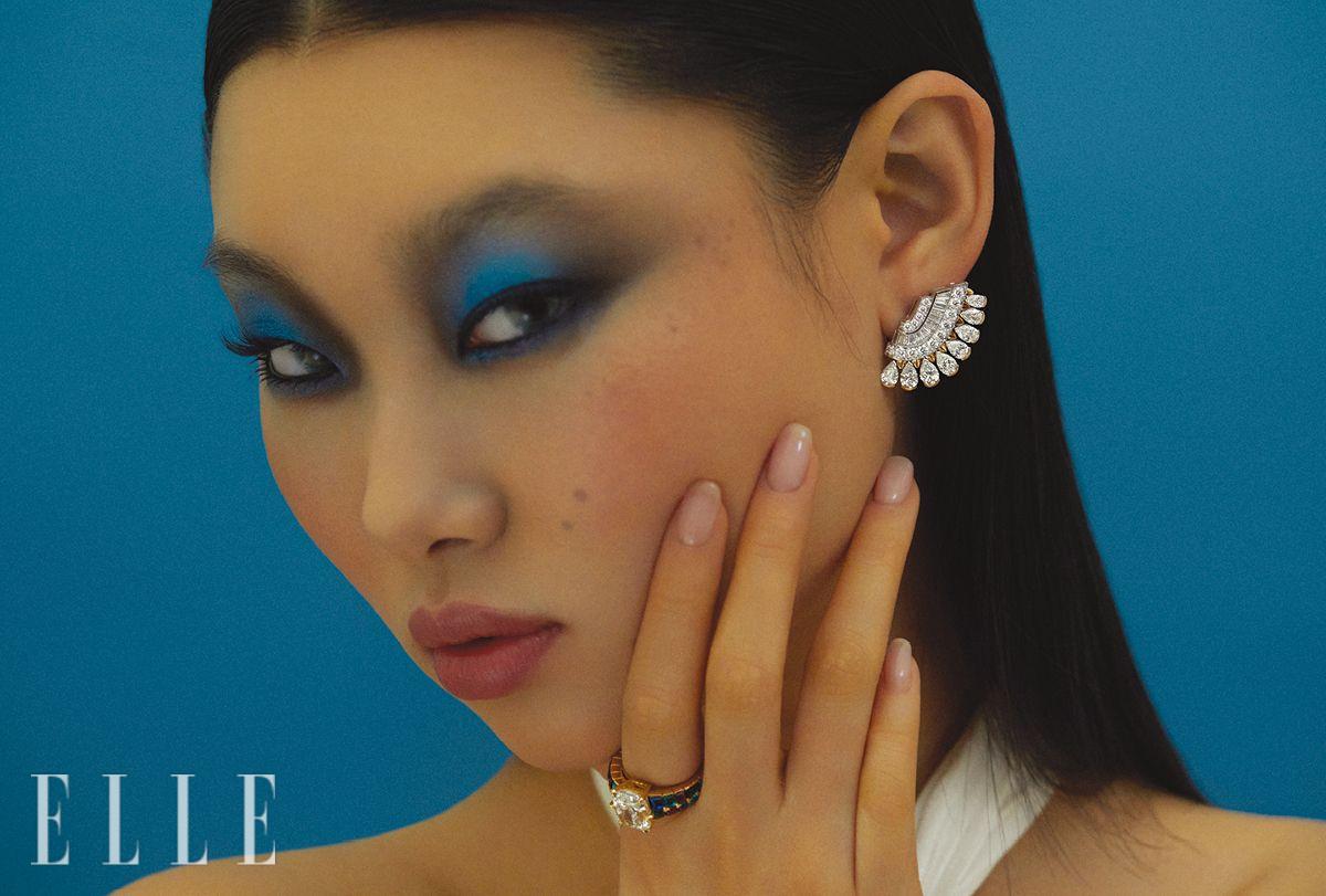 홀터넥 드레스는 Costarellos by Maison Reve.