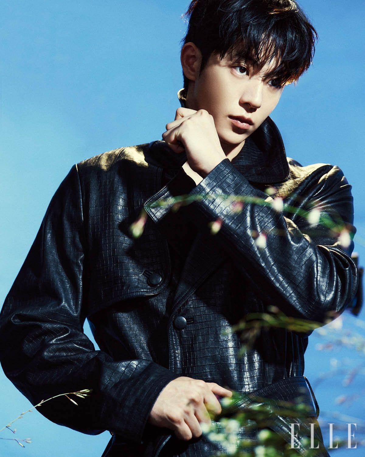 블랙 트렌치코트는 Amiri.