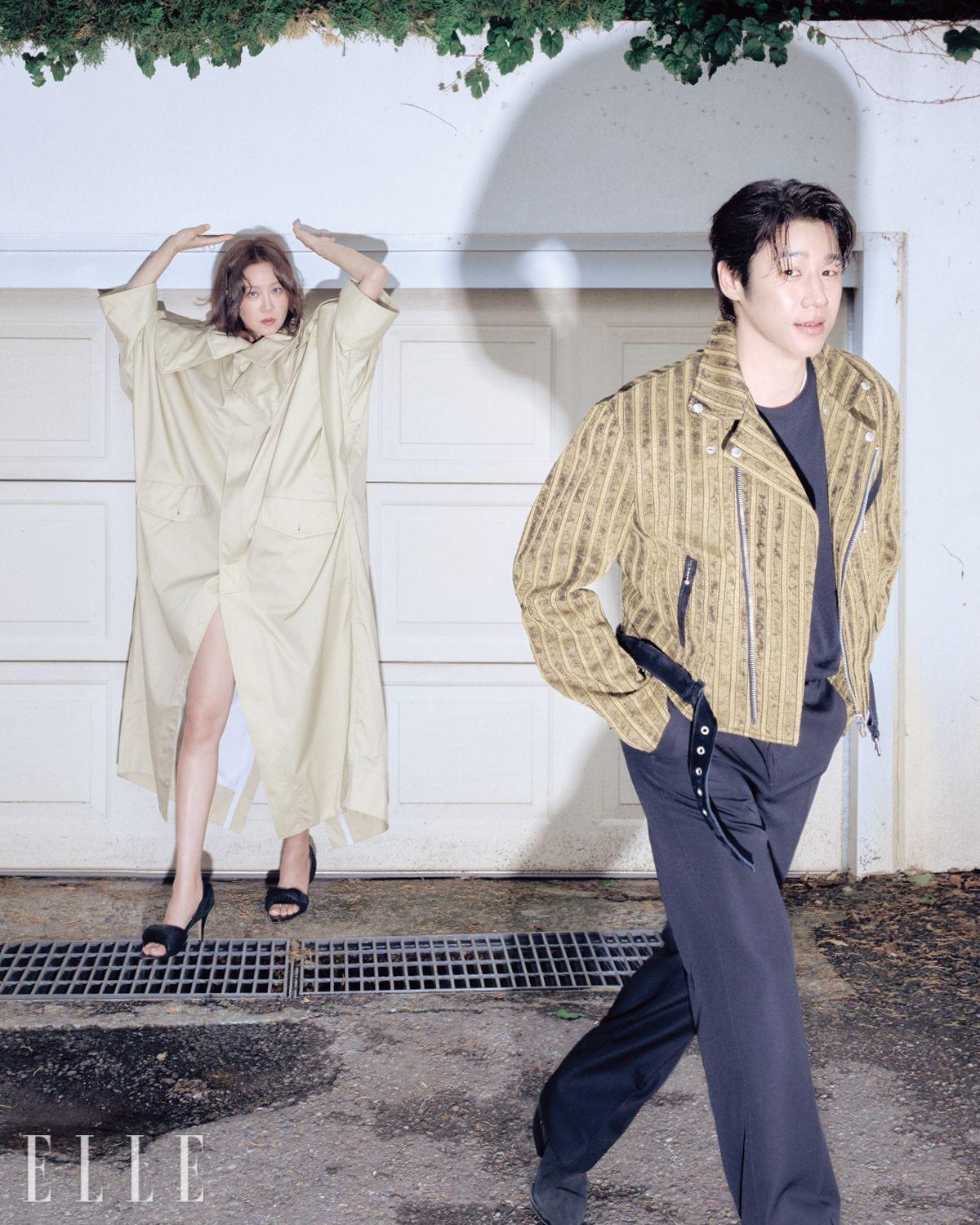 공효진이 입은 아우터웨어와 슬링백은 모두 Bottega Veneta. 링은 Sirenes. 정준원이 입은 재킷은 Junya Watanabe. 슬리브리스와 블랙 팬츠는 모두 Ami. 벨트는 Savage. 스웨이드 부츠는 Saint Laurent by Anthony Vaccarello. 