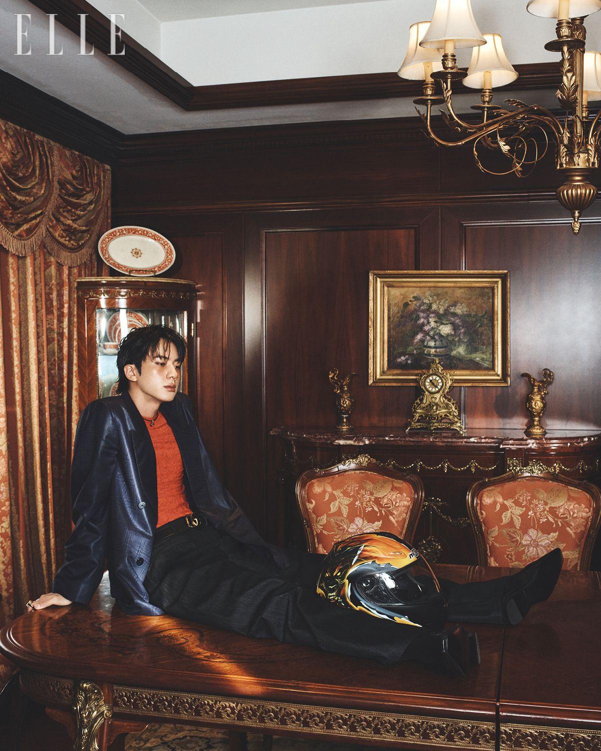  더블 브레스티드 재킷과 파이톤 프린트 톱, 데님 테일러드 팬츠, 로퍼, 더블 G 버클 디테일의 레더 벨트, GG 마몽 참 장식의 골드 네크리스, 링은 모두 Gucci. 
