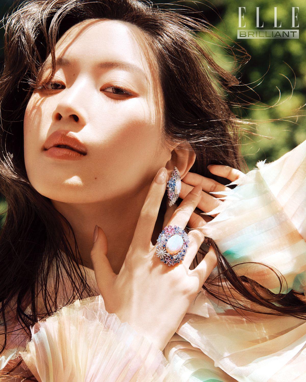 산드로 보티첼리의 ‘봄(Allegory of Spring)’이 가진 기운과 꽃의 아름다움을 담아냈다. 화이트골드에 다이아몬드와 사파이어, 오팔을 세팅한 ‘플로레아(Flore′a)’ 이어링과 링은 모두 Damiani. 플리츠 블라우스는 Jaybaek Couture.