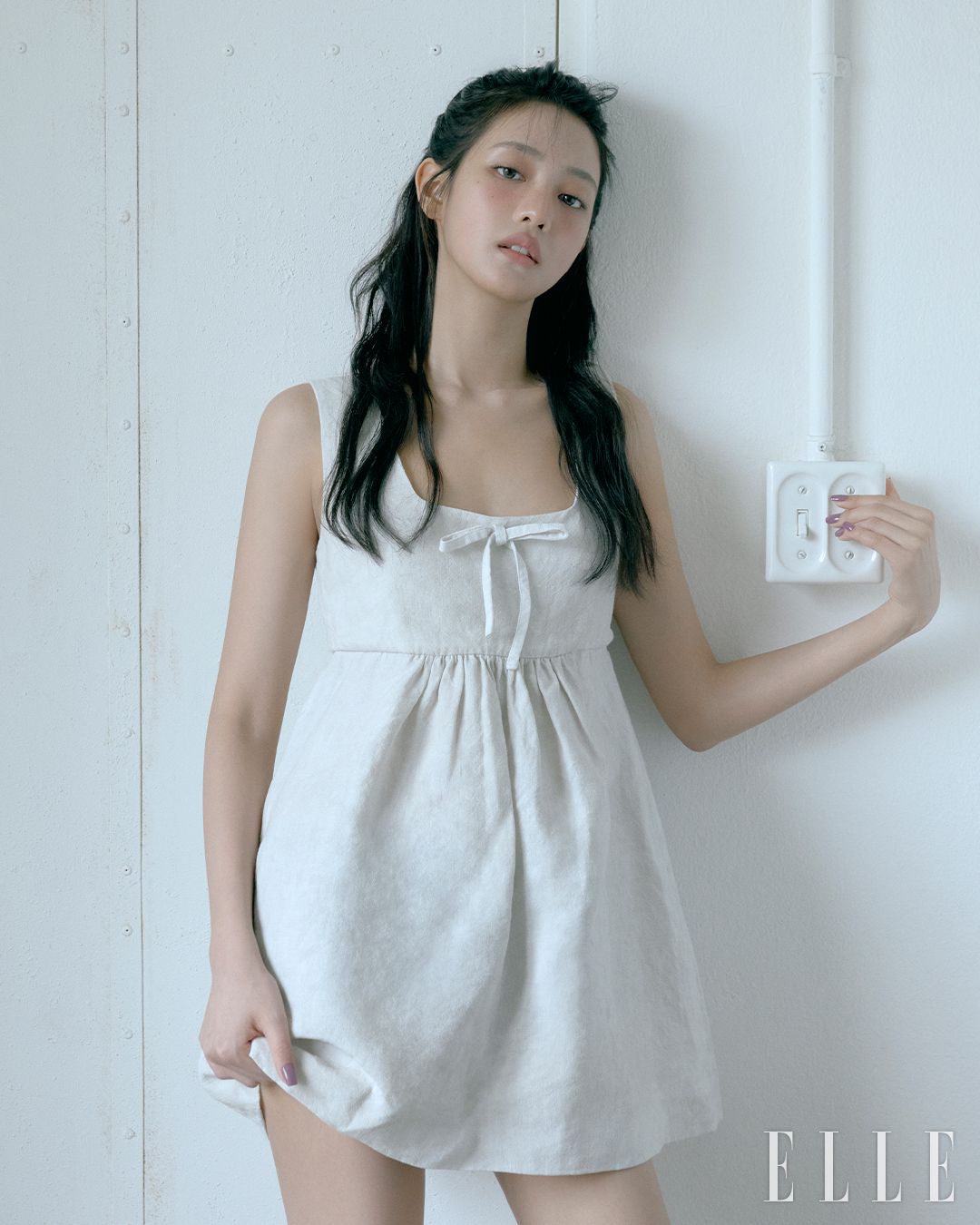 리넨 소재 미니드레스는 Miu Miu.