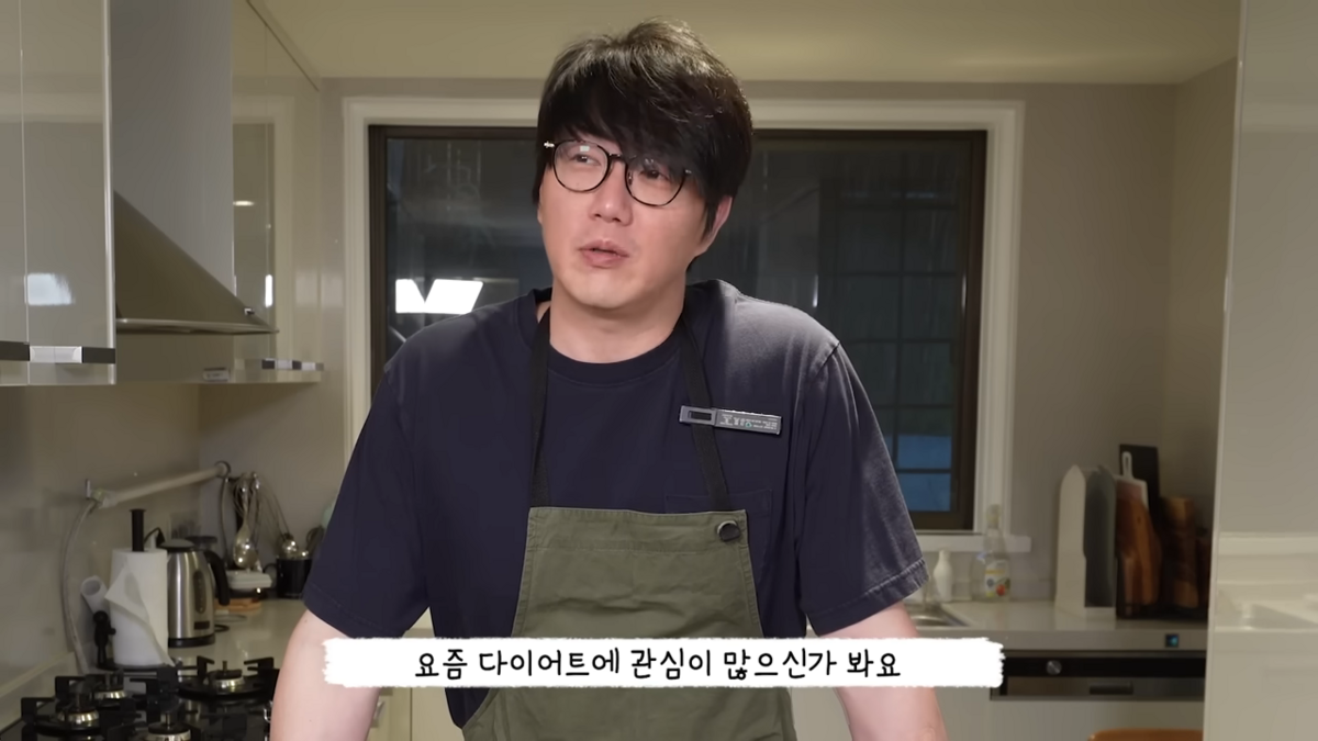 양배추와 참치 활용해 샐러드 만든 성시경 