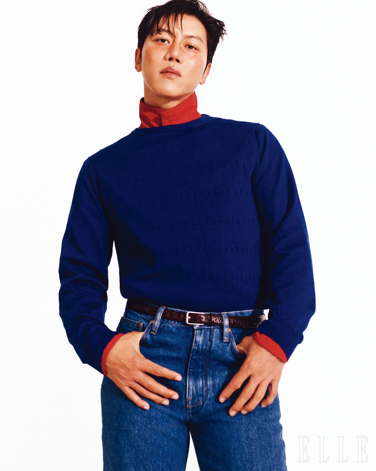 네이비 컬러 니트와 데님 팬츠는 Jil Sander. 레이어드한 레드 톱과 벨트는 스타일리스트 소장품.